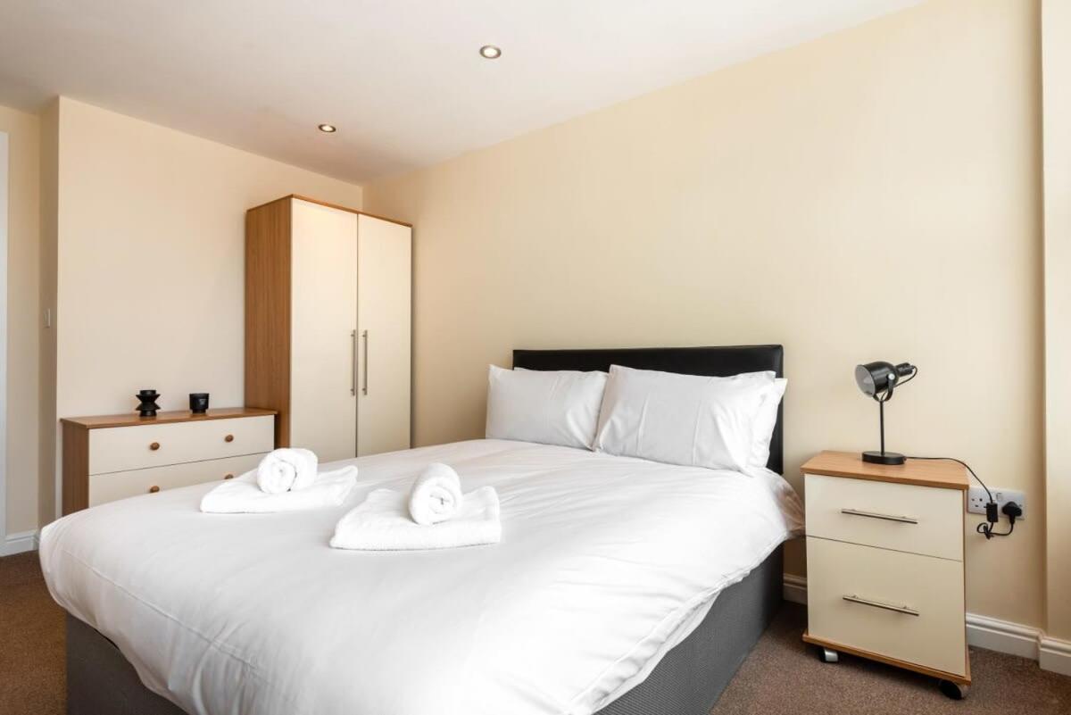 Bright 1 Bedroom Budget Flat In Central ポンテフラクト エクステリア 写真