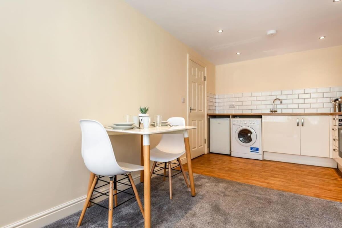 Bright 1 Bedroom Budget Flat In Central ポンテフラクト エクステリア 写真