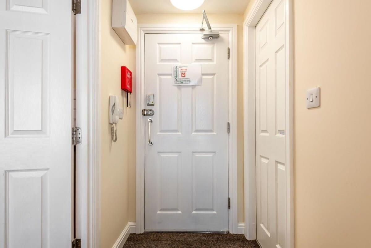 Bright 1 Bedroom Budget Flat In Central ポンテフラクト エクステリア 写真