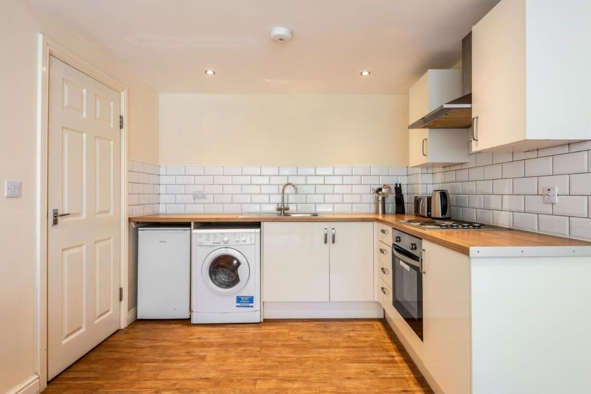 Bright 1 Bedroom Budget Flat In Central ポンテフラクト エクステリア 写真