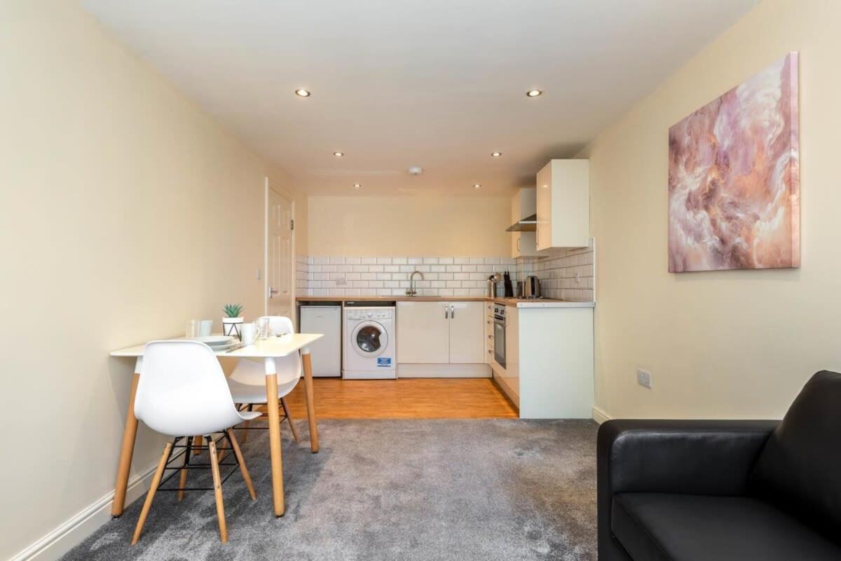 Bright 1 Bedroom Budget Flat In Central ポンテフラクト エクステリア 写真