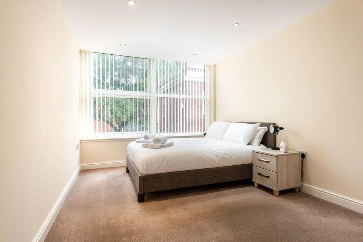 Bright 1 Bedroom Budget Flat In Central ポンテフラクト エクステリア 写真