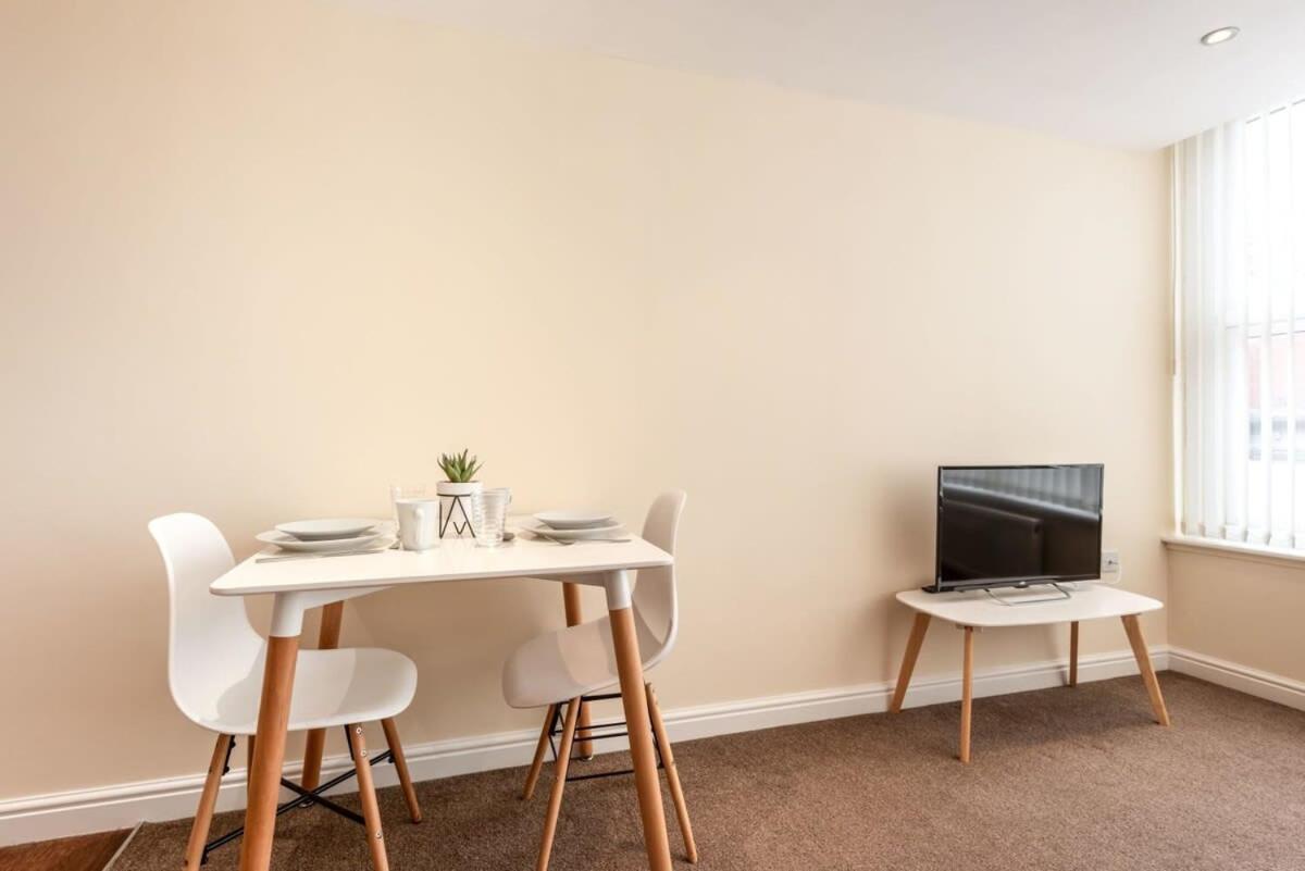 Bright 1 Bedroom Budget Flat In Central ポンテフラクト エクステリア 写真