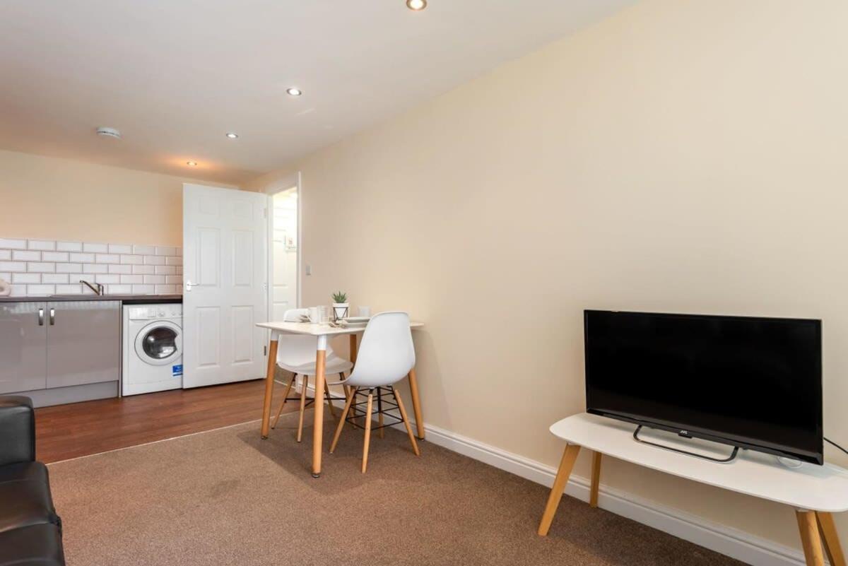 Bright 1 Bedroom Budget Flat In Central ポンテフラクト エクステリア 写真