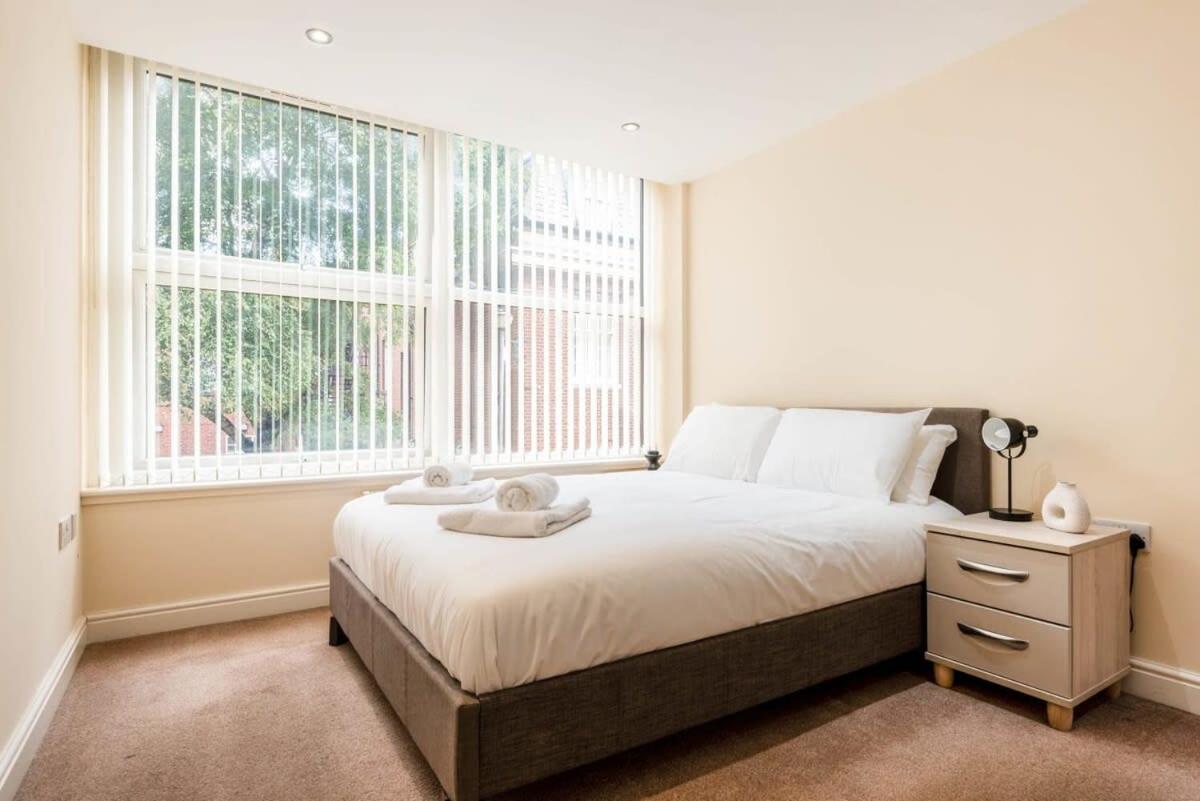 Bright 1 Bedroom Budget Flat In Central ポンテフラクト エクステリア 写真