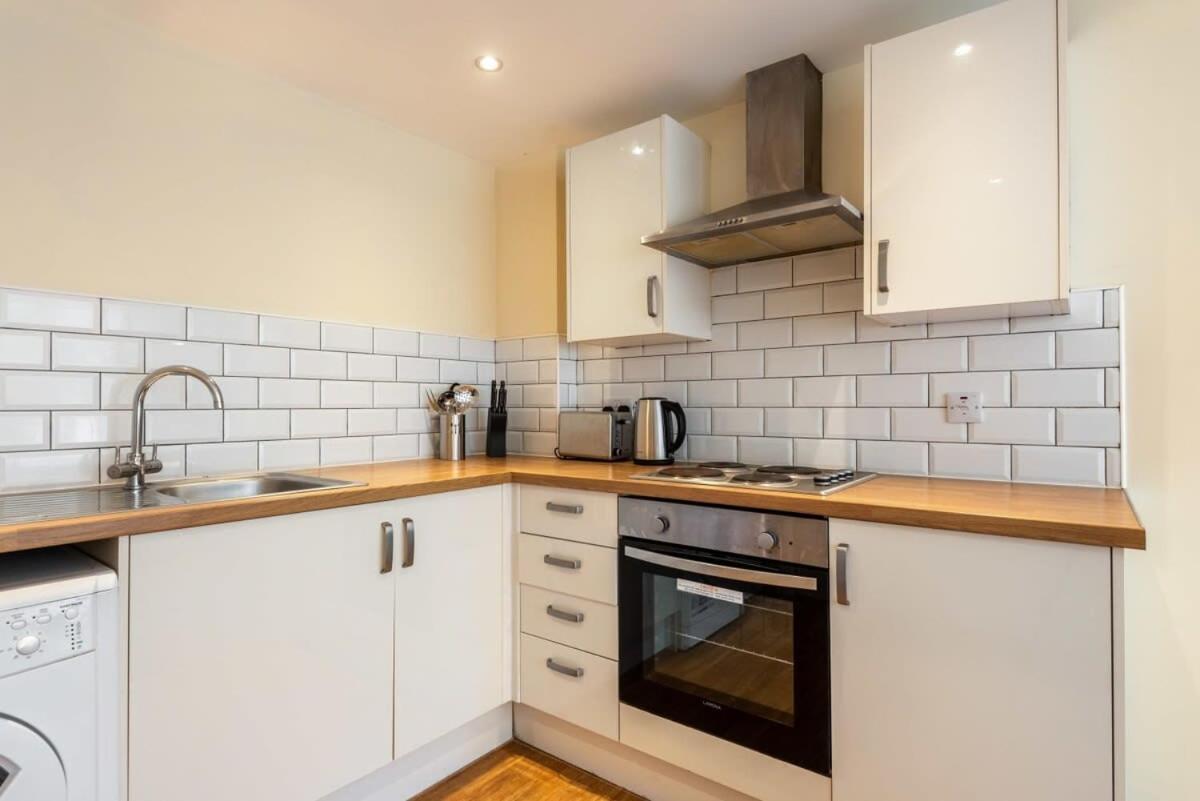 Bright 1 Bedroom Budget Flat In Central ポンテフラクト エクステリア 写真