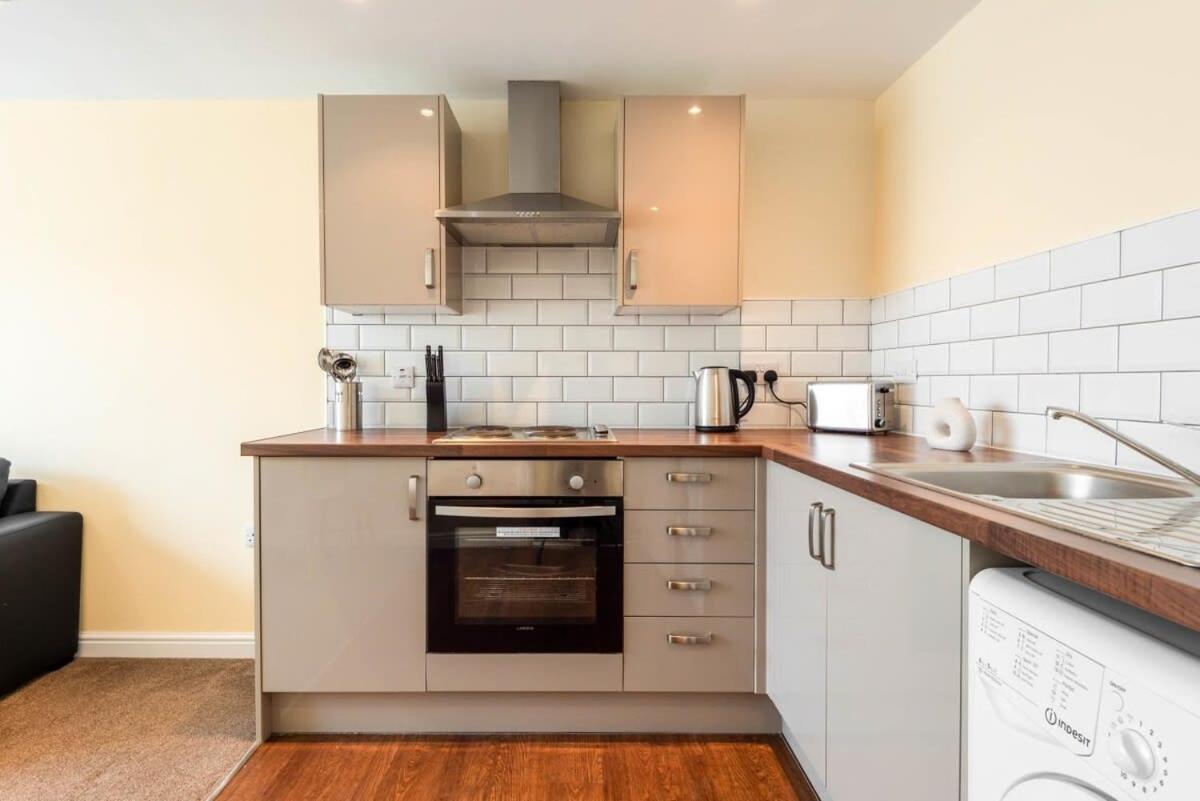 Bright 1 Bedroom Budget Flat In Central ポンテフラクト エクステリア 写真