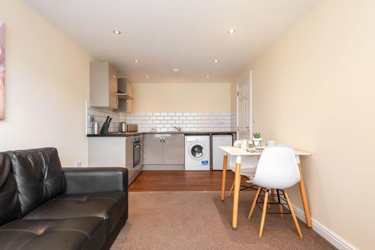 Bright 1 Bedroom Budget Flat In Central ポンテフラクト エクステリア 写真
