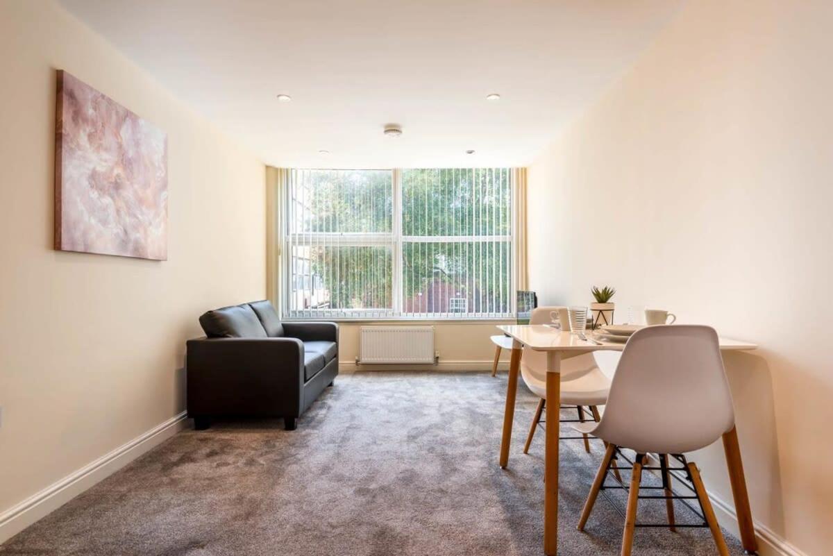 Bright 1 Bedroom Budget Flat In Central ポンテフラクト エクステリア 写真