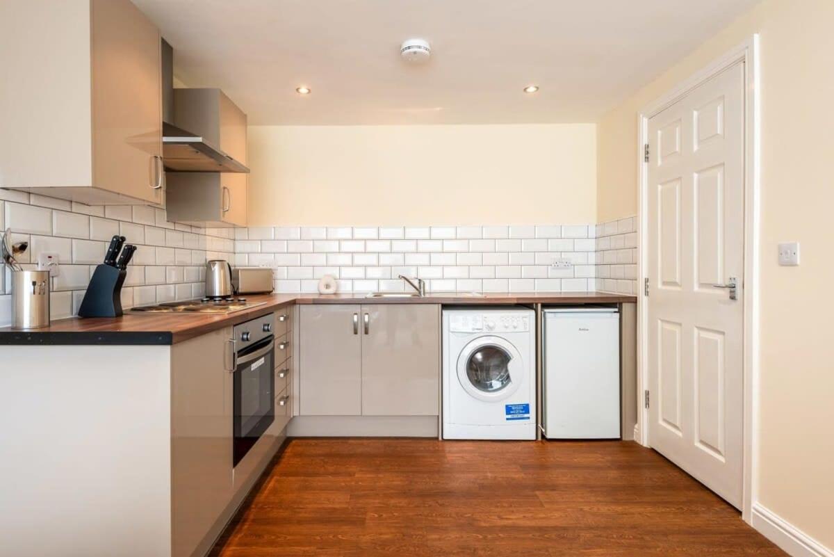 Bright 1 Bedroom Budget Flat In Central ポンテフラクト エクステリア 写真