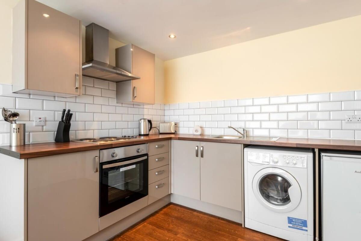 Bright 1 Bedroom Budget Flat In Central ポンテフラクト エクステリア 写真